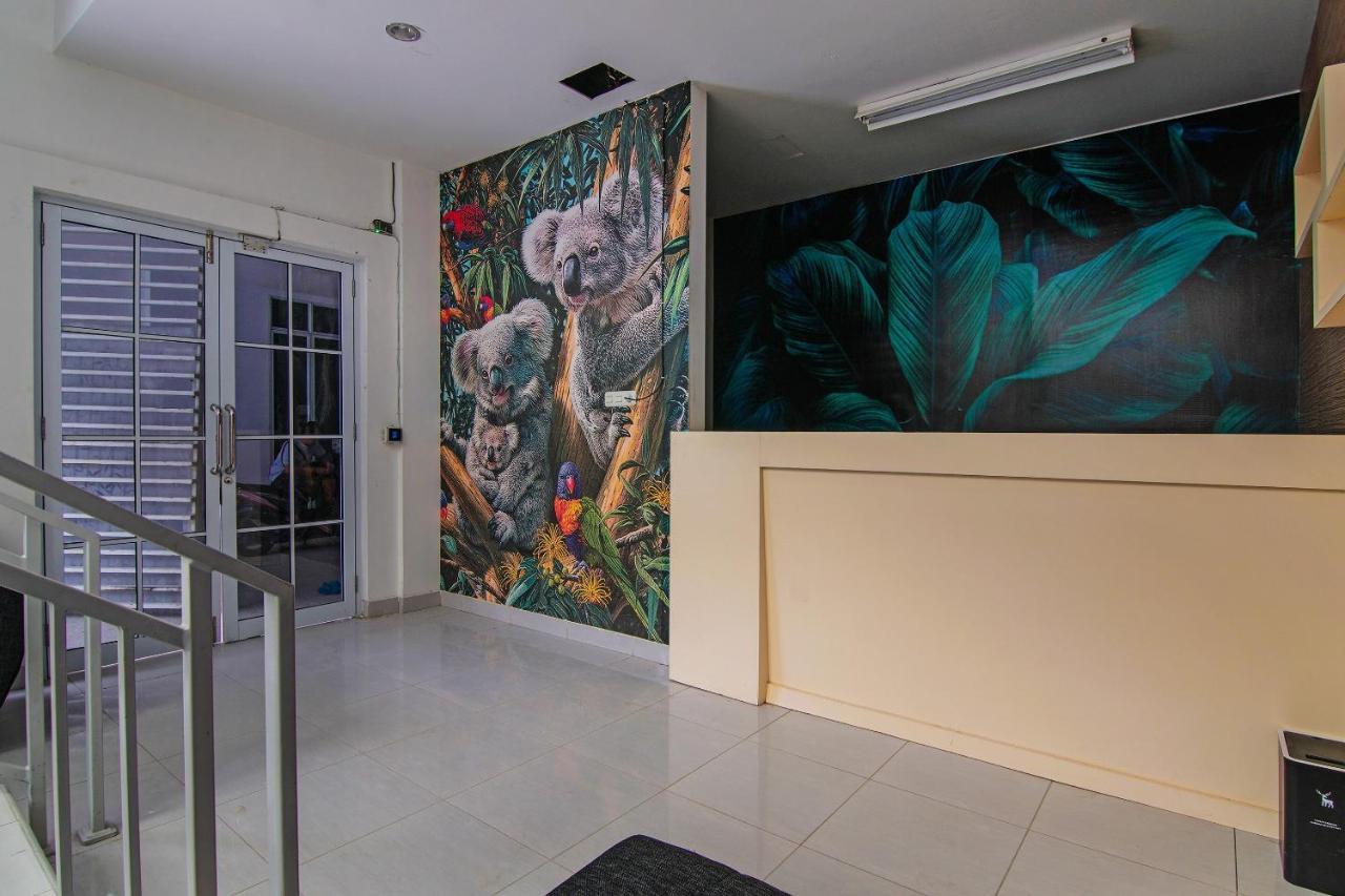 Oyo 92300 Koala House Hotel Pekanbaru Bagian luar foto