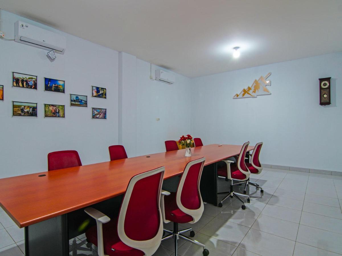 Oyo 92300 Koala House Hotel Pekanbaru Bagian luar foto